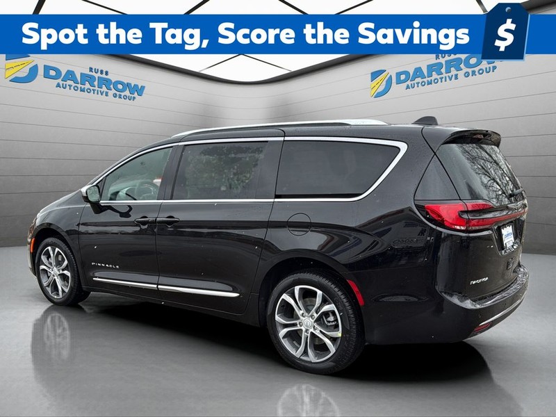 Chrysler Pacifica Vehicle Full-screen Gallery Image 3