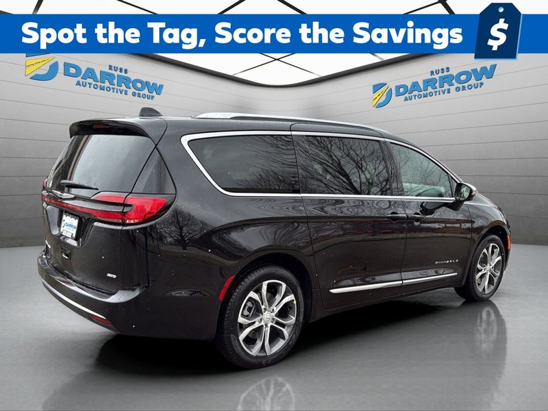 Chrysler Pacifica Vehicle Full-screen Gallery Image 4