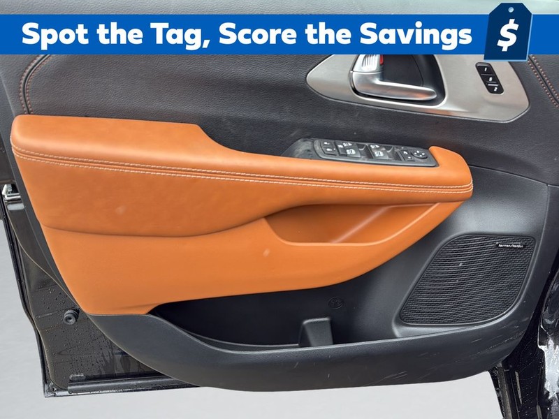 Chrysler Pacifica Vehicle Full-screen Gallery Image 10