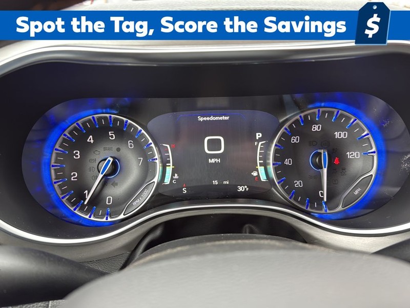 Chrysler Pacifica Vehicle Full-screen Gallery Image 12