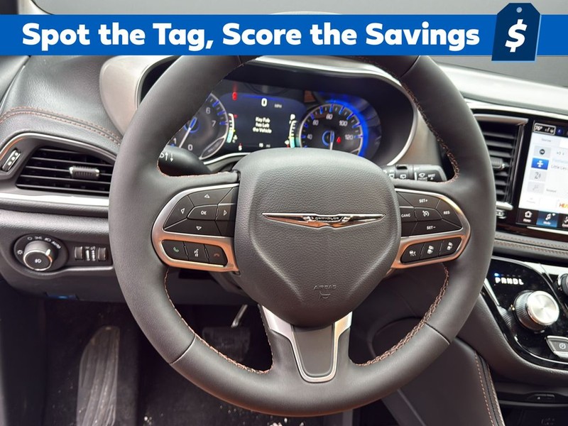 Chrysler Pacifica Vehicle Full-screen Gallery Image 26