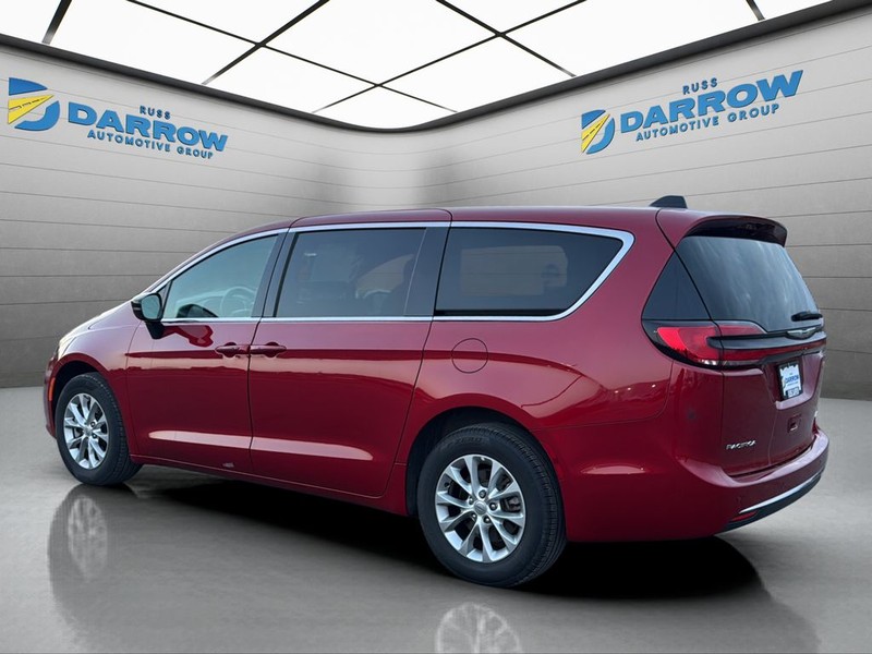 Chrysler Pacifica Vehicle Full-screen Gallery Image 03