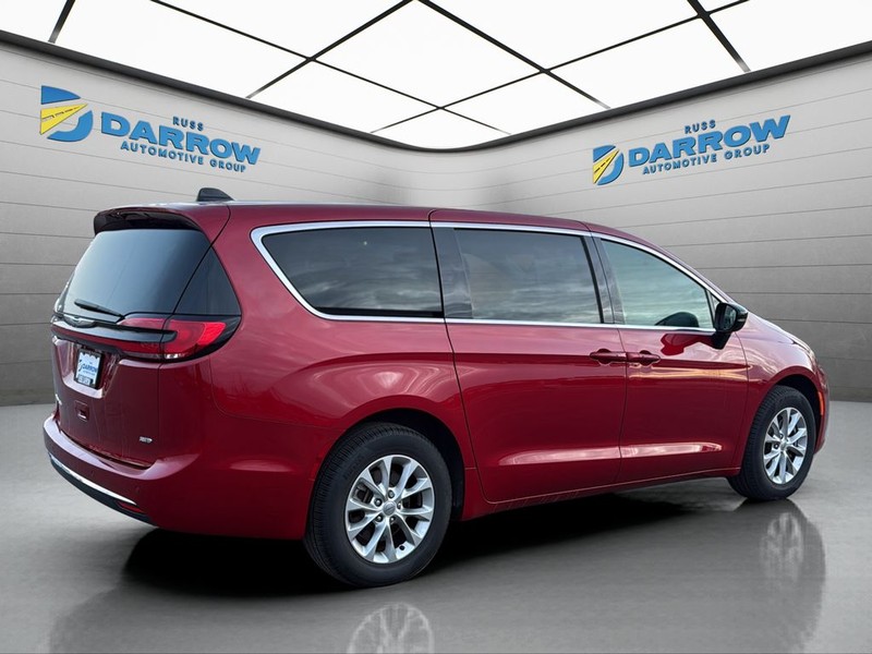 Chrysler Pacifica Vehicle Full-screen Gallery Image 05