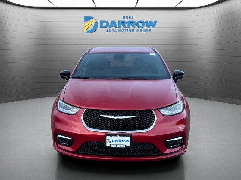 Chrysler Pacifica Vehicle Full-screen Gallery Image 08