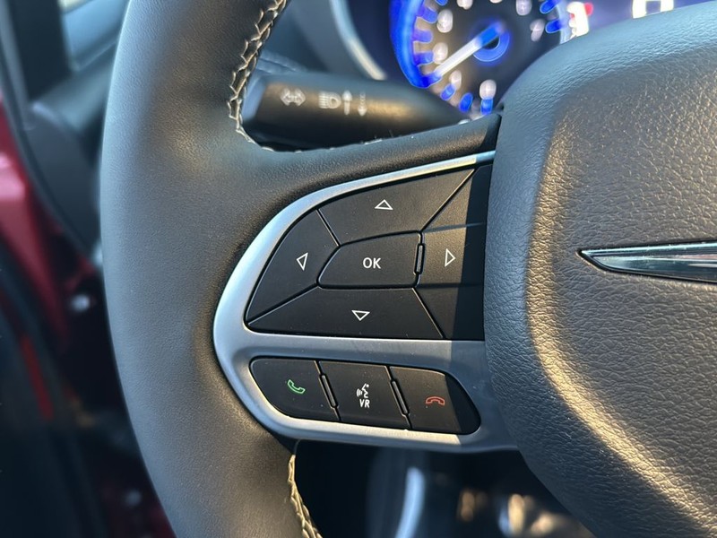 Chrysler Pacifica Vehicle Full-screen Gallery Image 09