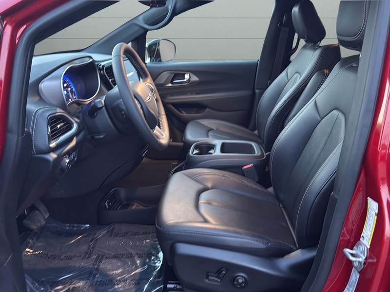 Chrysler Pacifica Vehicle Full-screen Gallery Image 10