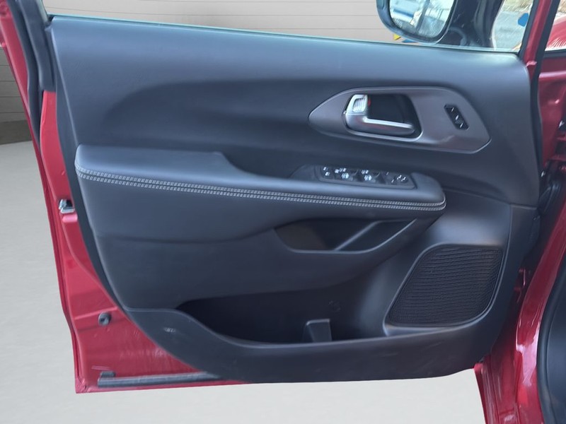 Chrysler Pacifica Vehicle Full-screen Gallery Image 11