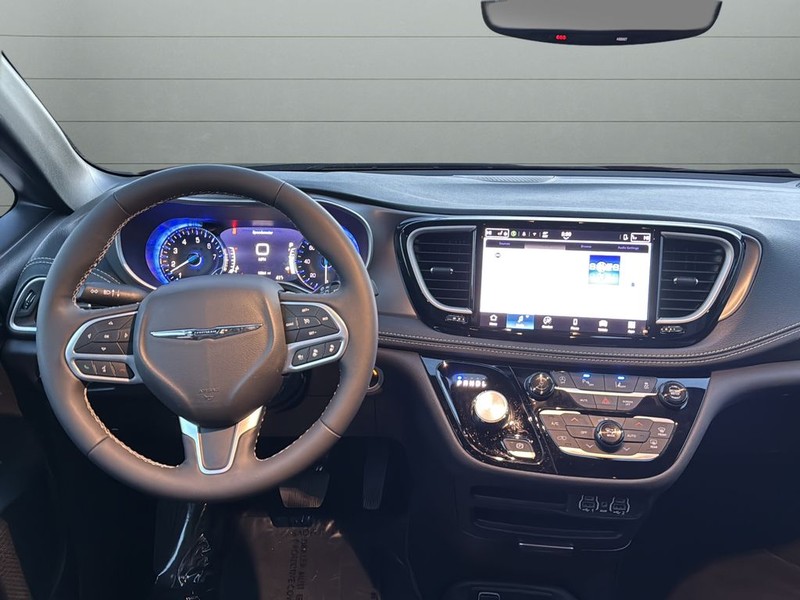 Chrysler Pacifica Vehicle Full-screen Gallery Image 12