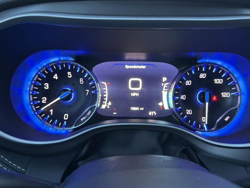 Chrysler Pacifica Vehicle Full-screen Gallery Image 13