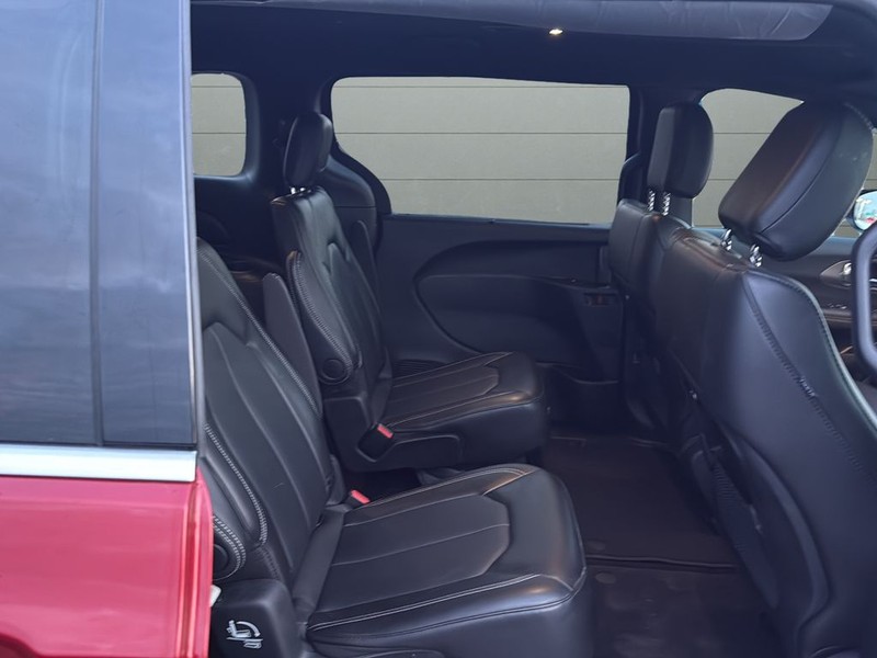 Chrysler Pacifica Vehicle Full-screen Gallery Image 14