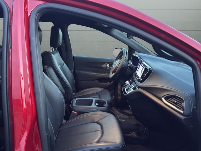 Chrysler Pacifica Vehicle Full-screen Gallery Image 15