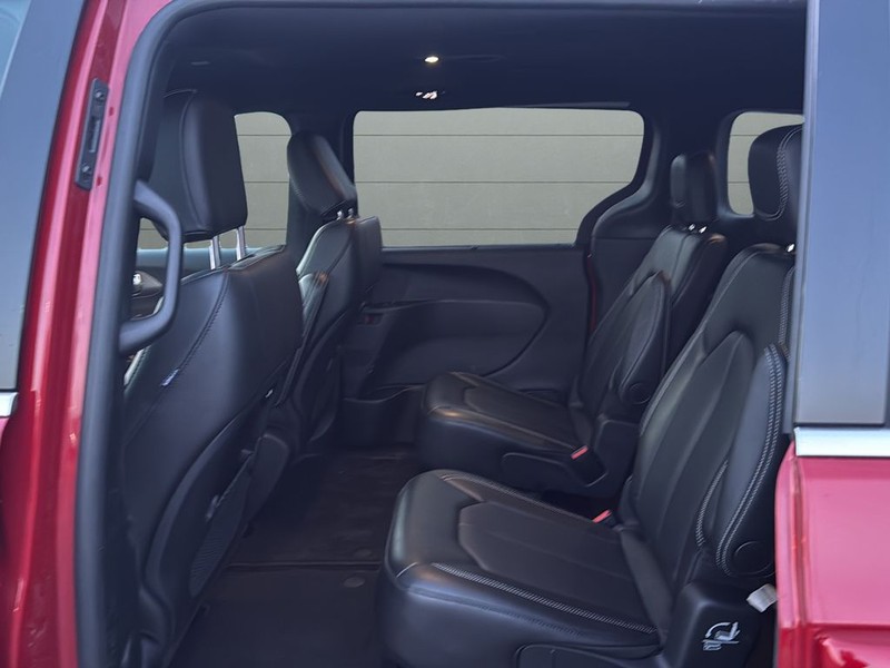 Chrysler Pacifica Vehicle Full-screen Gallery Image 16