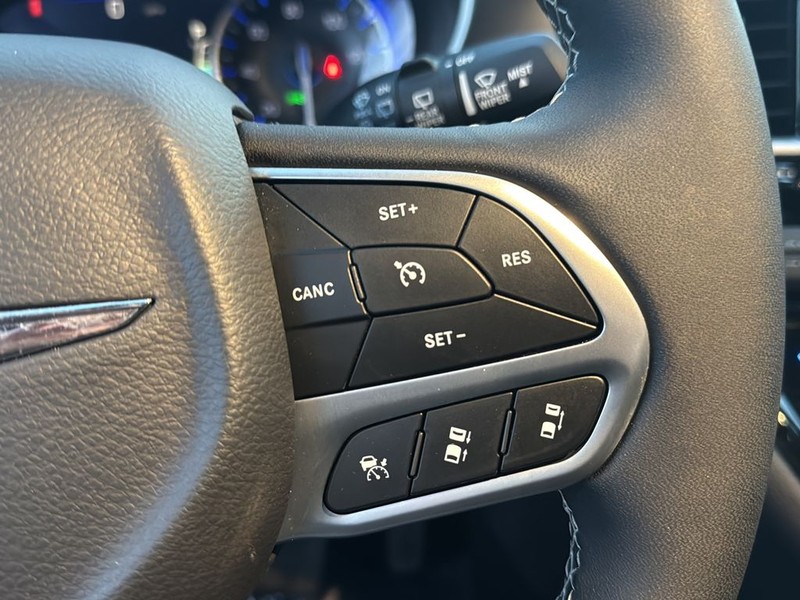 Chrysler Pacifica Vehicle Full-screen Gallery Image 18