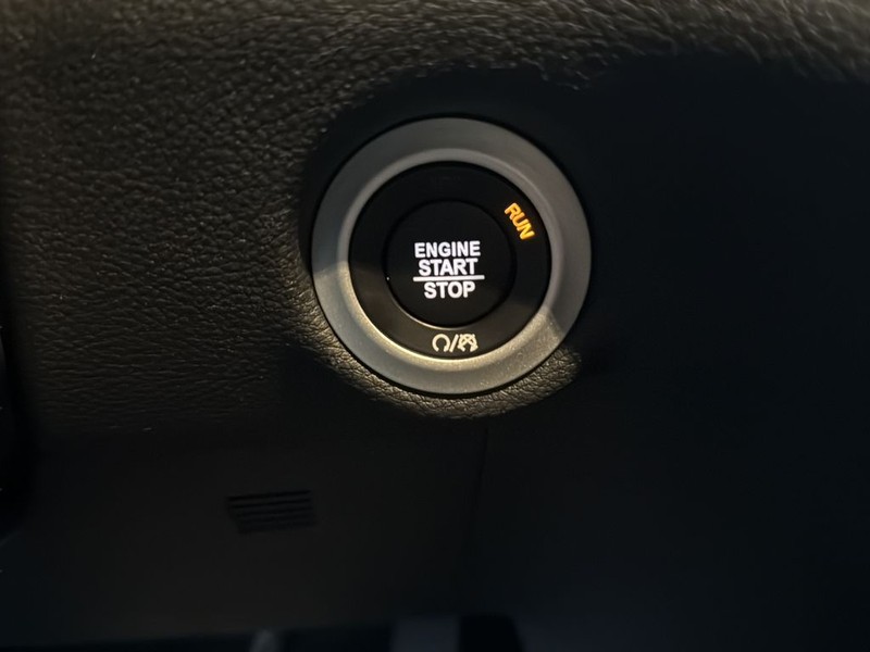 Chrysler Pacifica Vehicle Full-screen Gallery Image 19