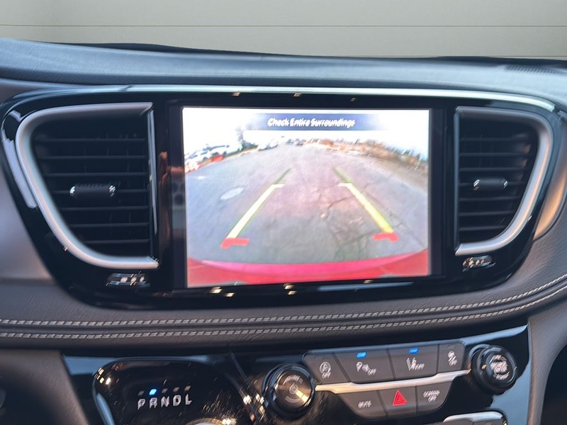 Chrysler Pacifica Vehicle Full-screen Gallery Image 21