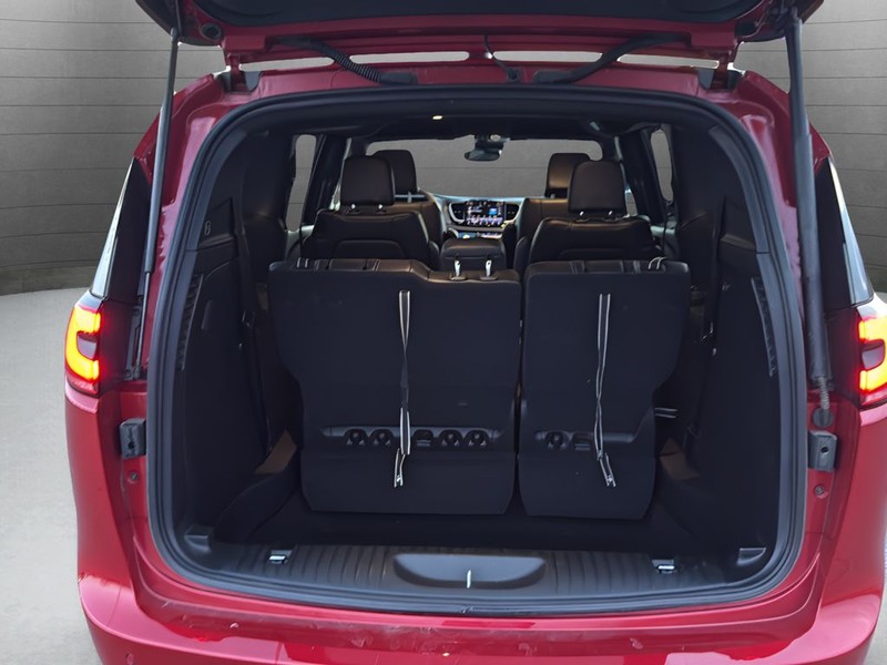 Chrysler Pacifica Vehicle Full-screen Gallery Image 23