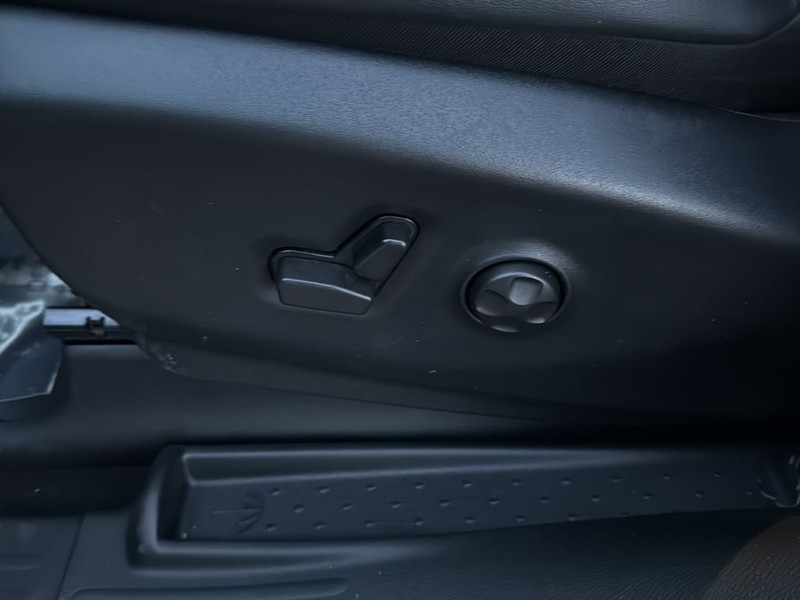 Chrysler Pacifica Vehicle Full-screen Gallery Image 24