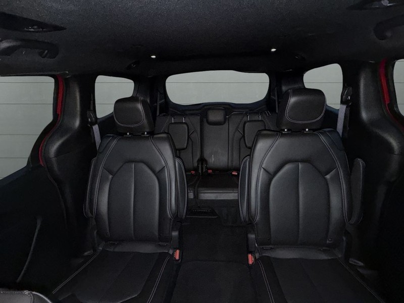 Chrysler Pacifica Vehicle Full-screen Gallery Image 26