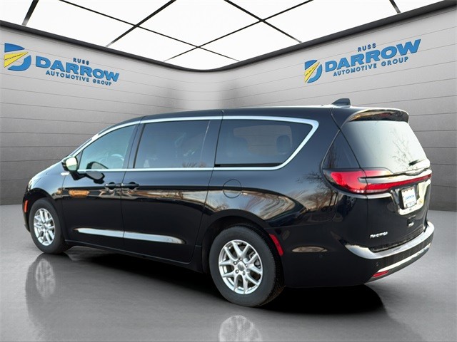 Chrysler Pacifica Vehicle Full-screen Gallery Image 3