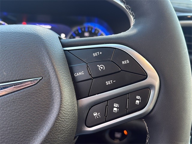 Chrysler Pacifica Vehicle Full-screen Gallery Image 10