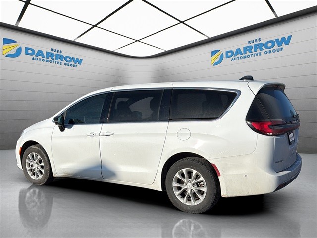 Chrysler Pacifica Vehicle Full-screen Gallery Image 3