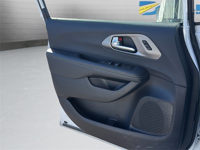Chrysler Pacifica Vehicle Full-screen Gallery Image 10