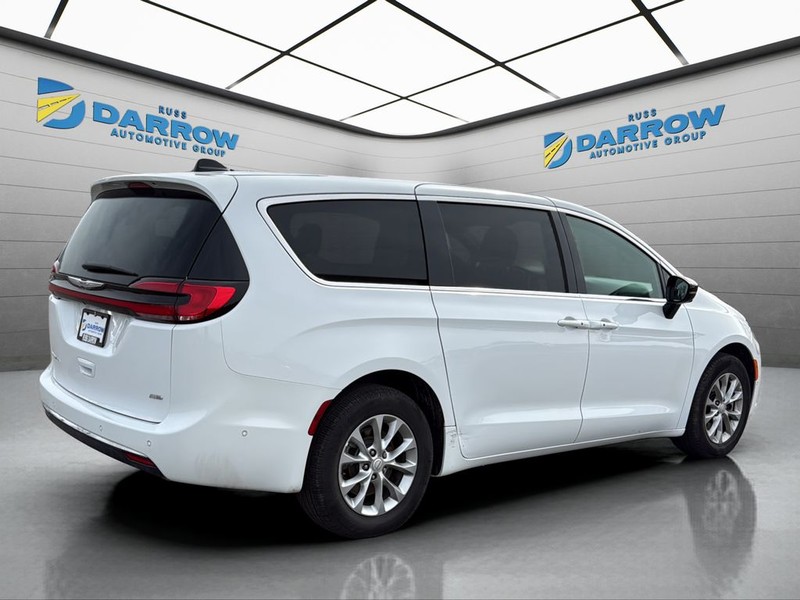 Chrysler Pacifica Vehicle Full-screen Gallery Image 05