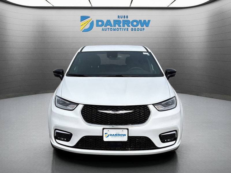 Chrysler Pacifica Vehicle Full-screen Gallery Image 08