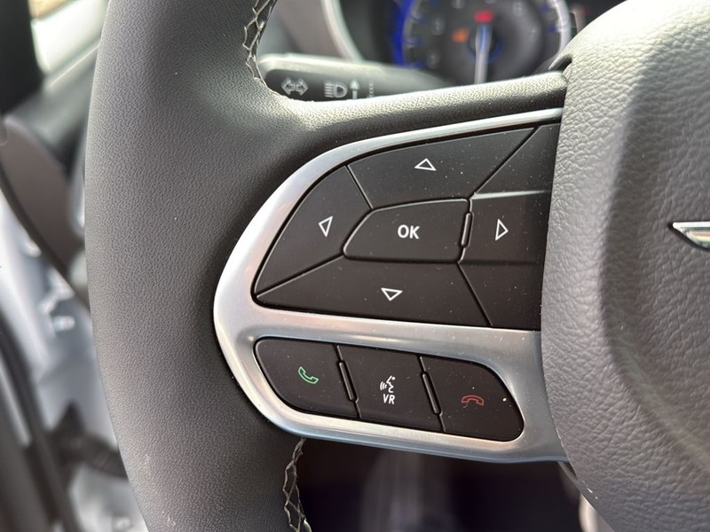 Chrysler Pacifica Vehicle Full-screen Gallery Image 09