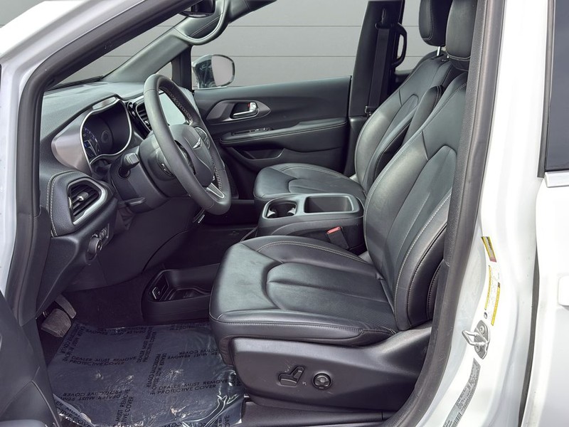 Chrysler Pacifica Vehicle Full-screen Gallery Image 10