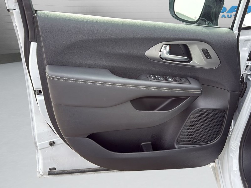 Chrysler Pacifica Vehicle Full-screen Gallery Image 11