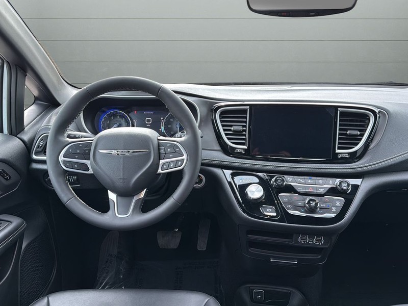 Chrysler Pacifica Vehicle Full-screen Gallery Image 12