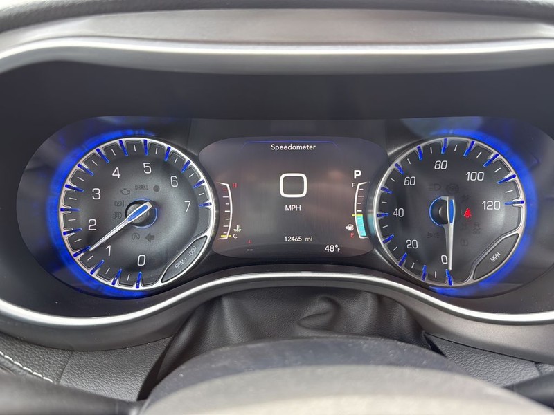 Chrysler Pacifica Vehicle Full-screen Gallery Image 13