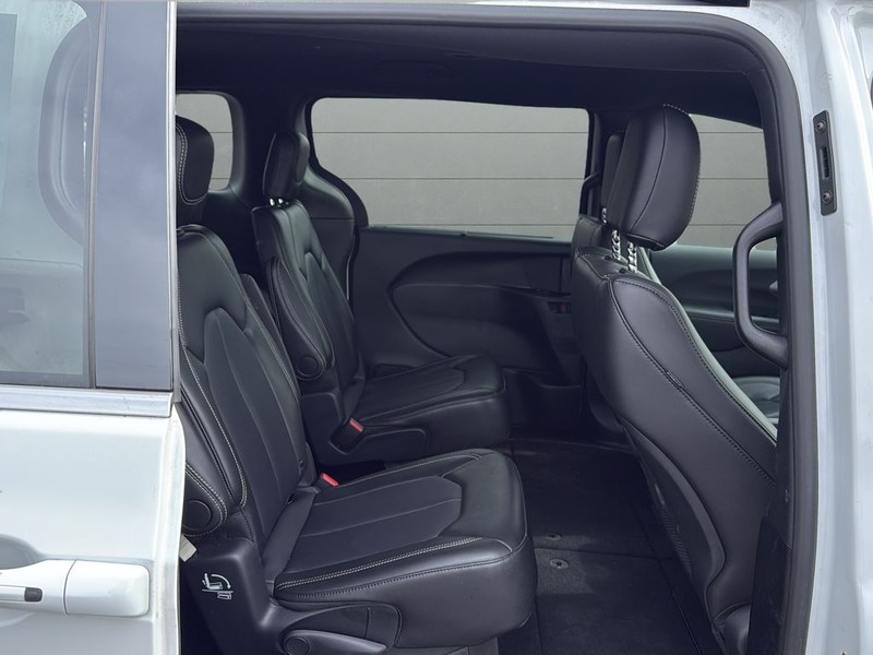 Chrysler Pacifica Vehicle Full-screen Gallery Image 14