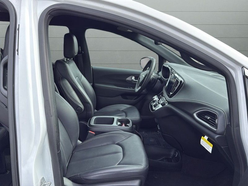 Chrysler Pacifica Vehicle Full-screen Gallery Image 15