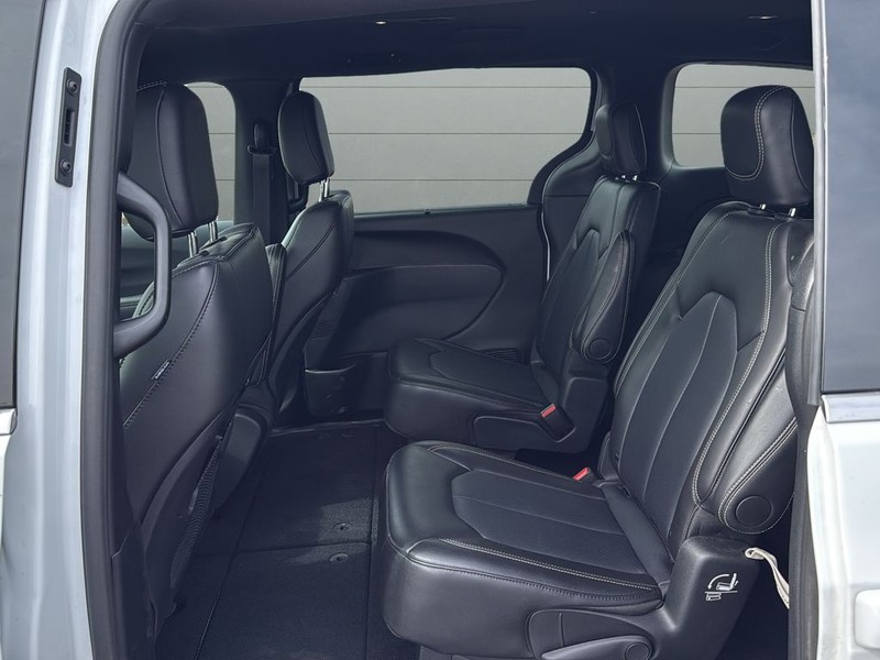 Chrysler Pacifica Vehicle Full-screen Gallery Image 16