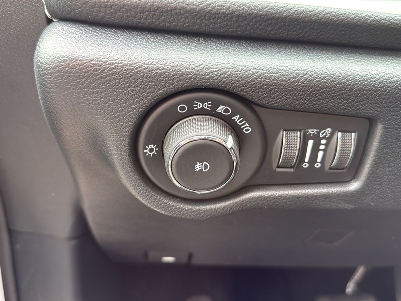 Chrysler Pacifica Vehicle Full-screen Gallery Image 17