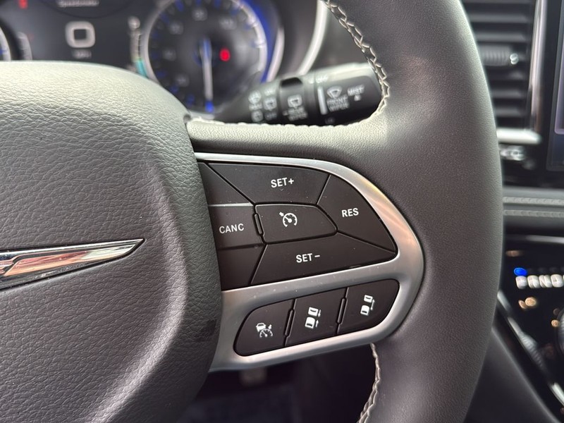 Chrysler Pacifica Vehicle Full-screen Gallery Image 18