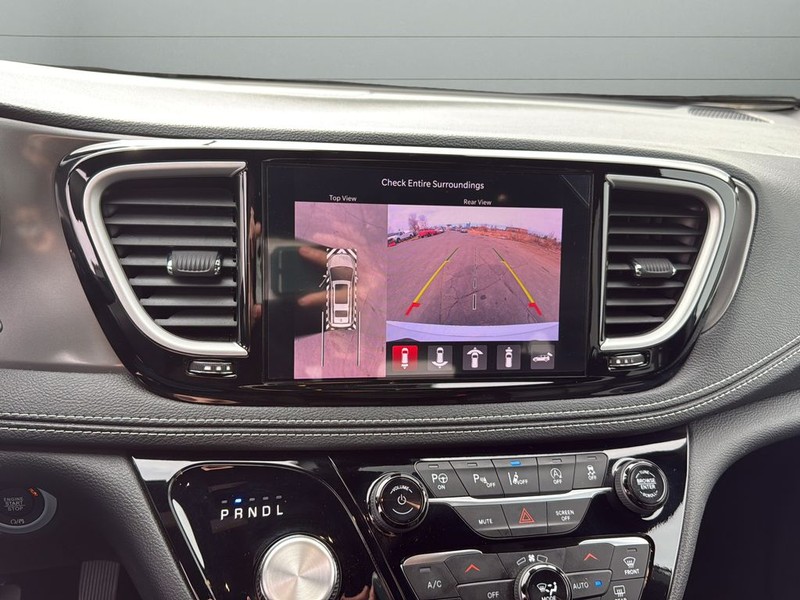 Chrysler Pacifica Vehicle Full-screen Gallery Image 21