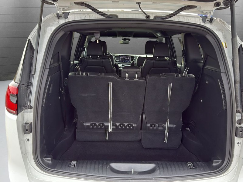 Chrysler Pacifica Vehicle Full-screen Gallery Image 22