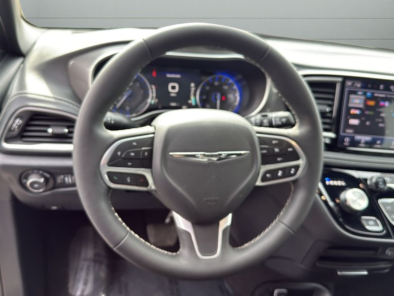 Chrysler Pacifica Vehicle Full-screen Gallery Image 24