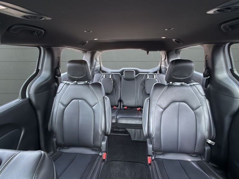 Chrysler Pacifica Vehicle Full-screen Gallery Image 25