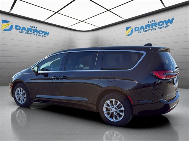 Chrysler Pacifica Vehicle Full-screen Gallery Image 3