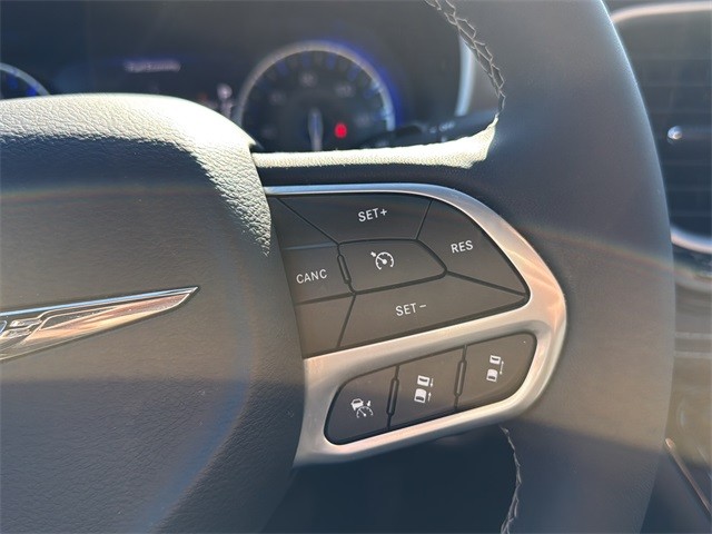 Chrysler Pacifica Vehicle Full-screen Gallery Image 10