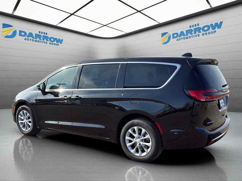 Chrysler Pacifica Vehicle Full-screen Gallery Image 03