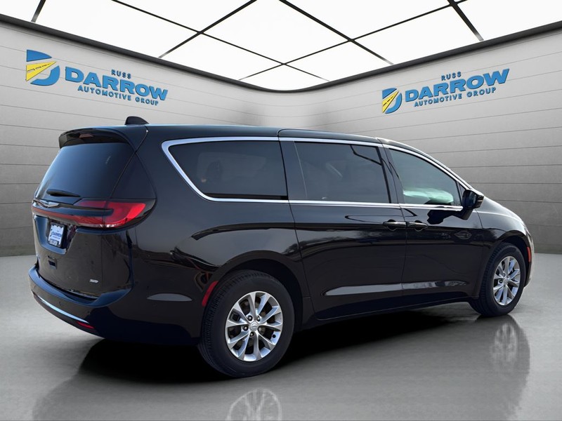 Chrysler Pacifica Vehicle Full-screen Gallery Image 05