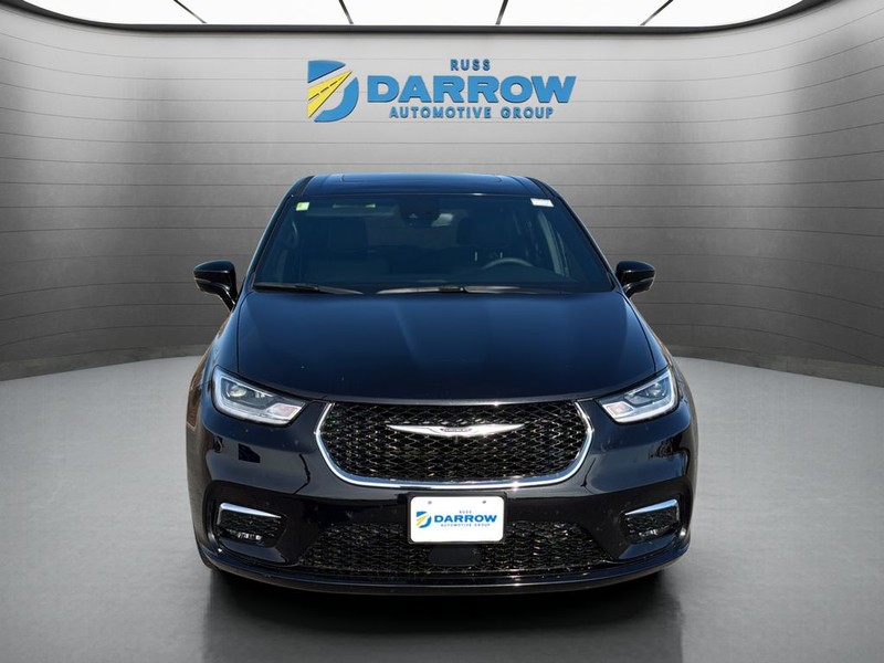 Chrysler Pacifica Vehicle Full-screen Gallery Image 08