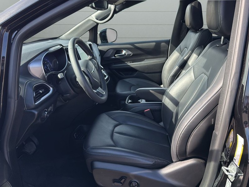 Chrysler Pacifica Vehicle Full-screen Gallery Image 10