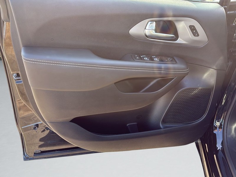 Chrysler Pacifica Vehicle Full-screen Gallery Image 11