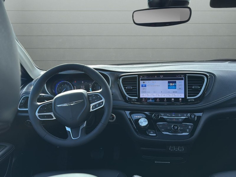 Chrysler Pacifica Vehicle Full-screen Gallery Image 12